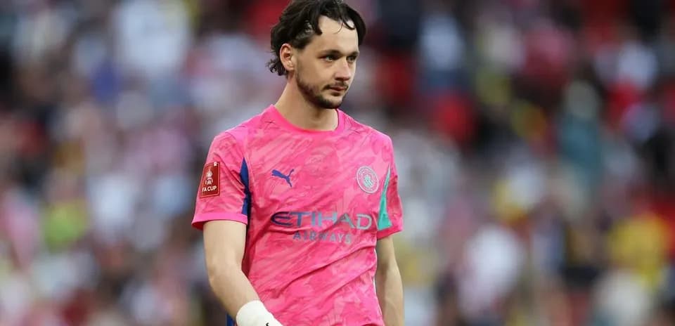 Gardien de but en maillot rose sur le terrain