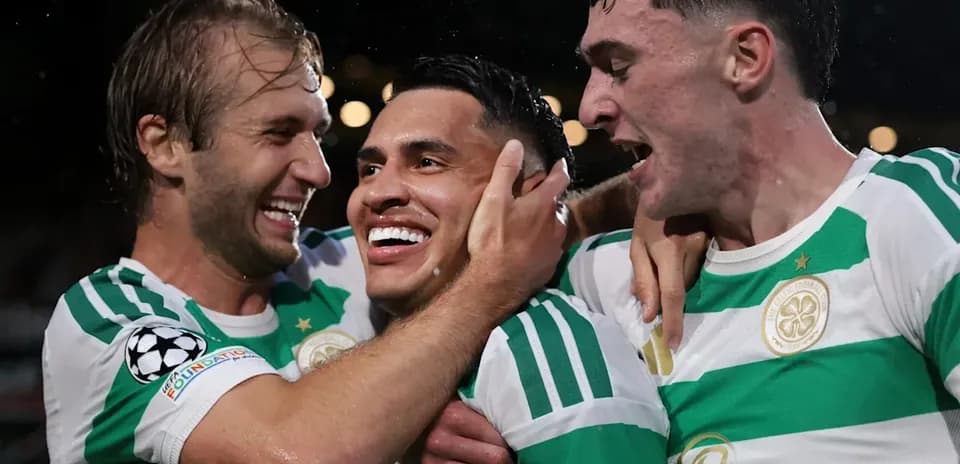 Joueurs de Celtic célébrant un but ensemble