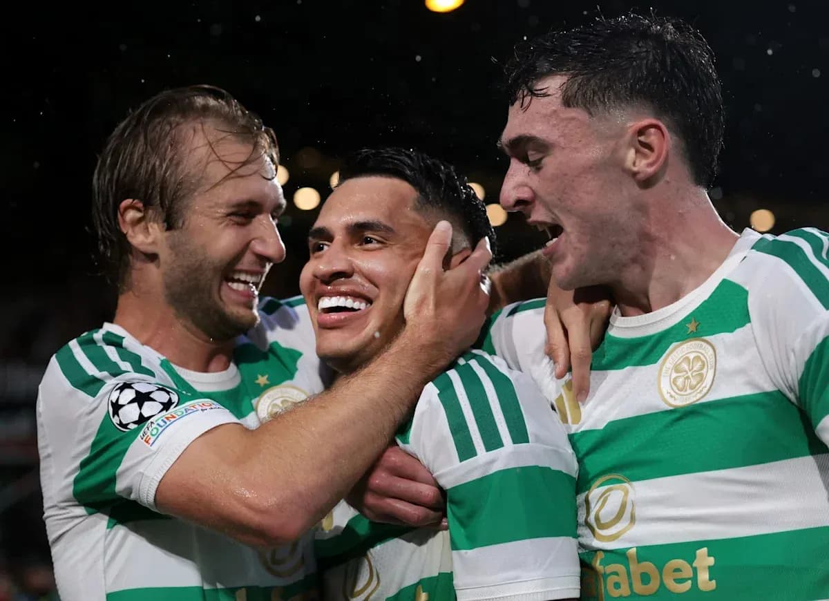 Joueurs de Celtic célébrant un but ensemble