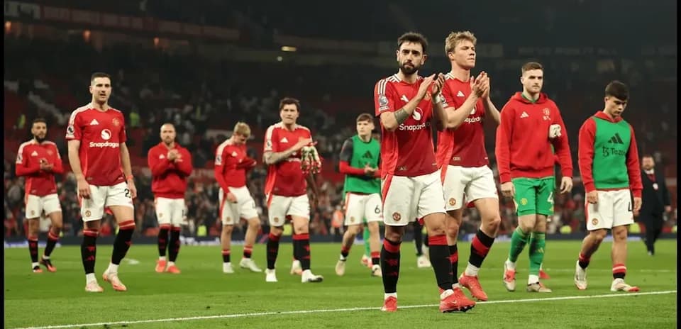 Joueurs de Manchester United applaudissant après le match