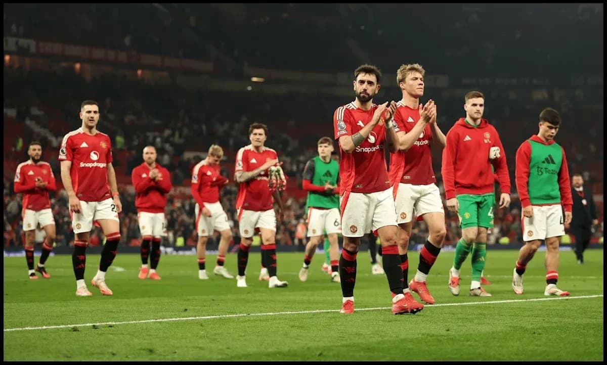 Joueurs de Manchester United applaudissant après le match