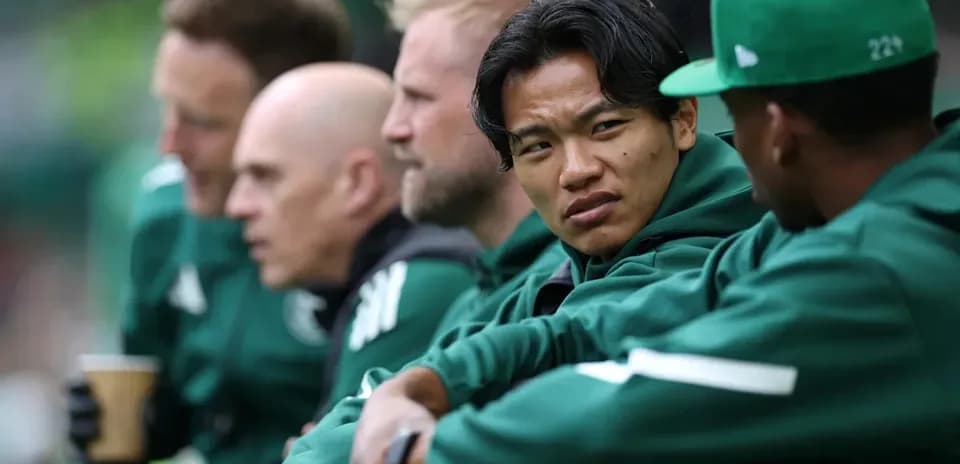 Joueurs sur le banc observant le match