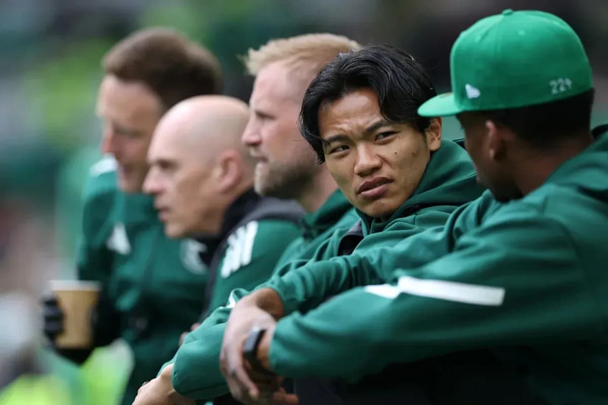 Joueurs sur le banc observant le match