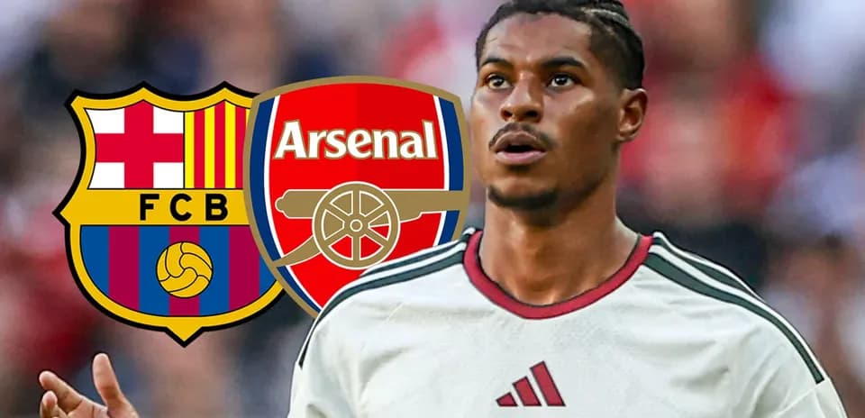 Joueur en maillot regardant avec logos de Barça et Arsenal