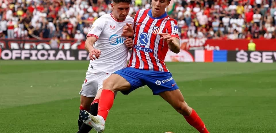 Deux joueurs en compétition pour le ballon