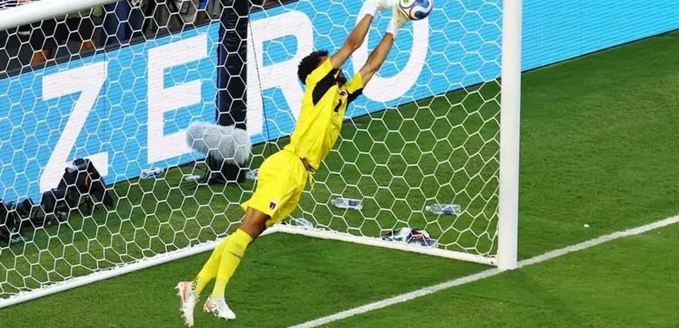 Gardien sautant pour arrêter un tir au but