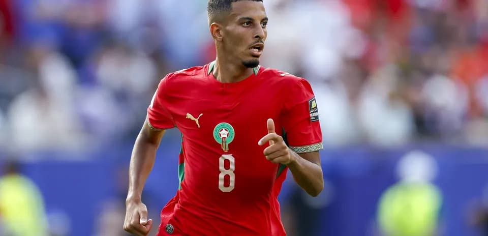 Joueur marocain courant sur le terrain de football