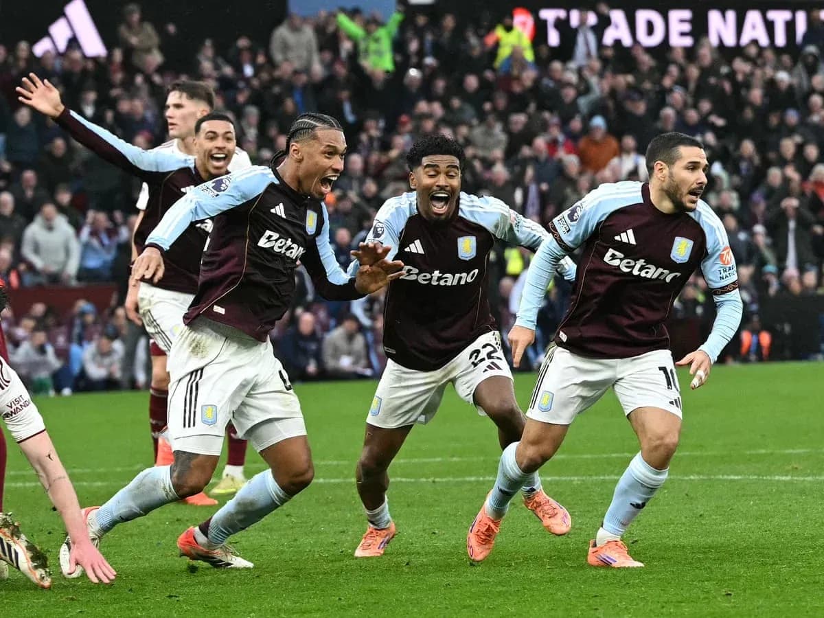 Joueurs d'Aston Villa célébrant un but