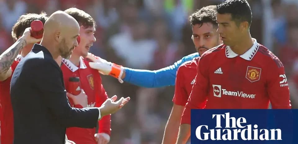 Entraîneur parlant à des joueurs de Manchester United