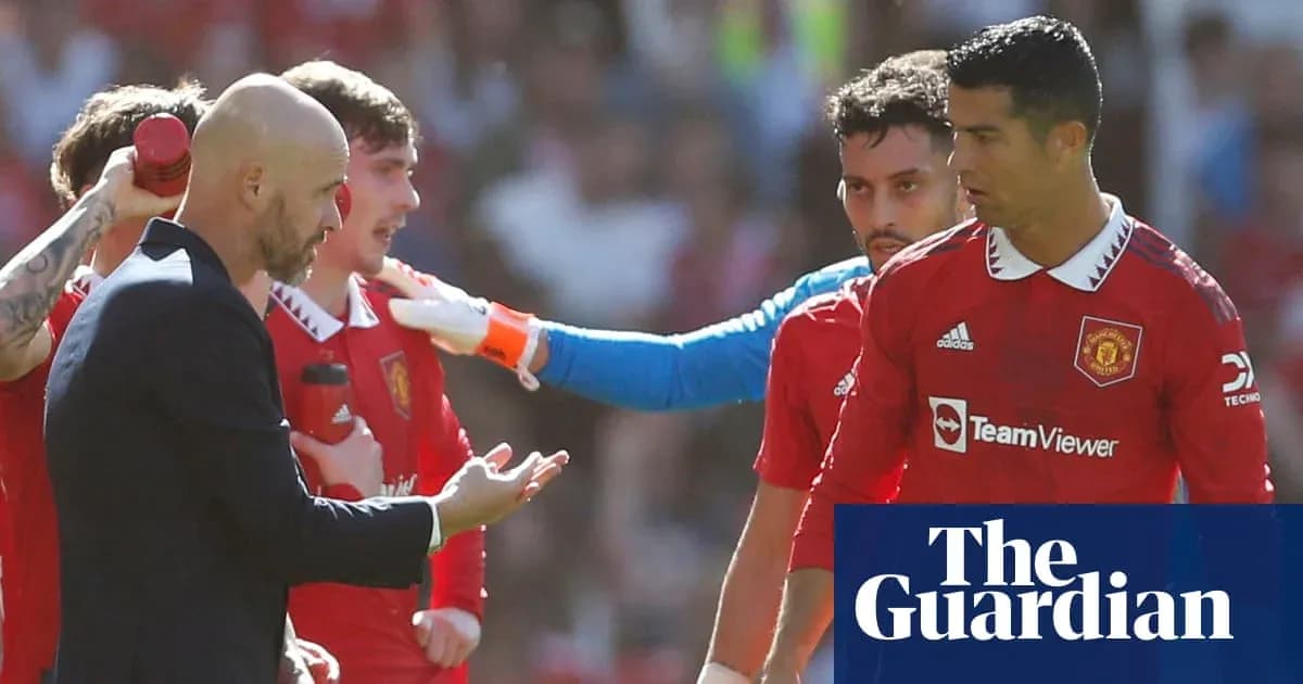 Entraîneur parlant à des joueurs de Manchester United