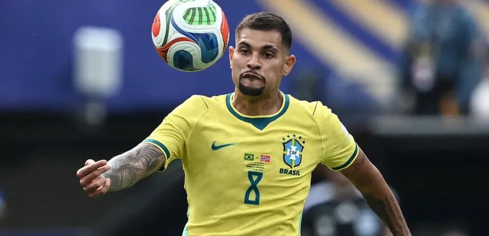 Joueur brésilien contrôlant le ballon en match