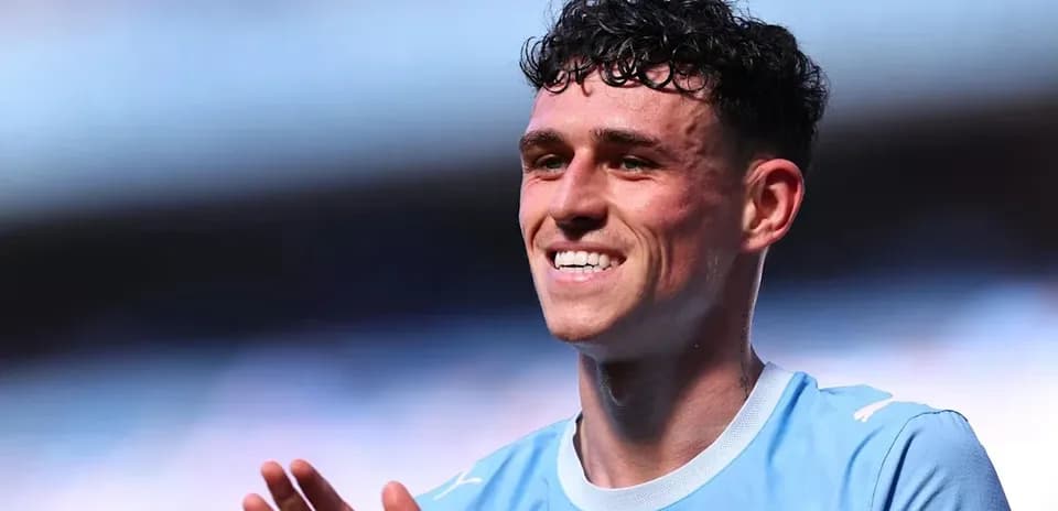 Joueur souriant en maillot bleu applaudissant