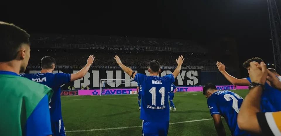 Joueurs de Dinamo Zagreb saluant les supporters