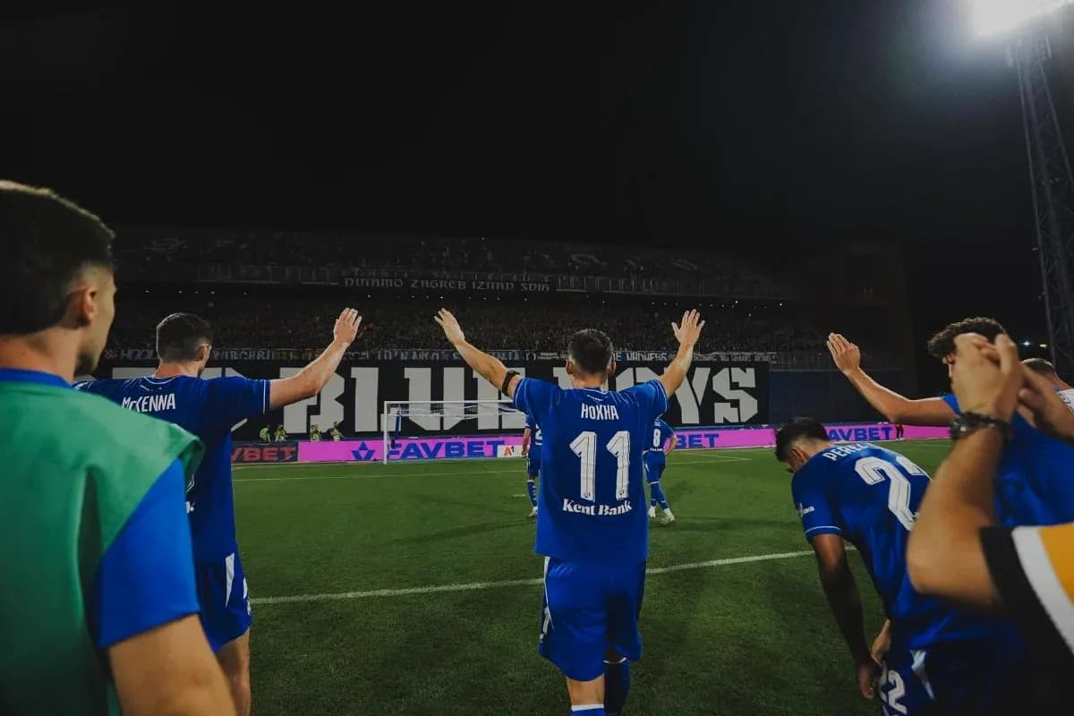 Joueurs de Dinamo Zagreb saluant les supporters