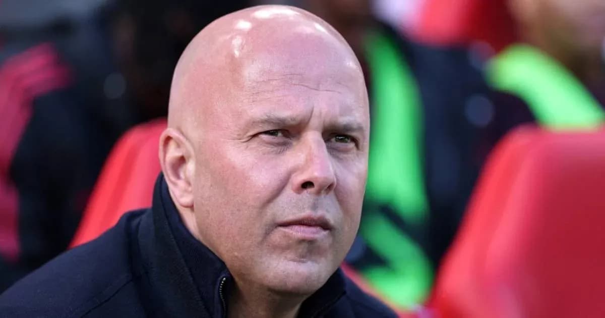 Entraîneur observant le match depuis le banc