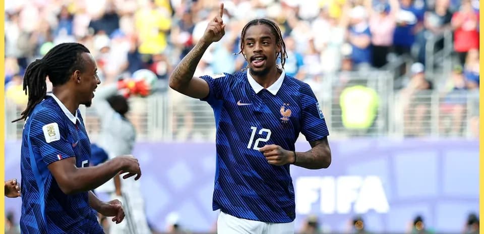Joueur français célébrant un but avec coéquipier