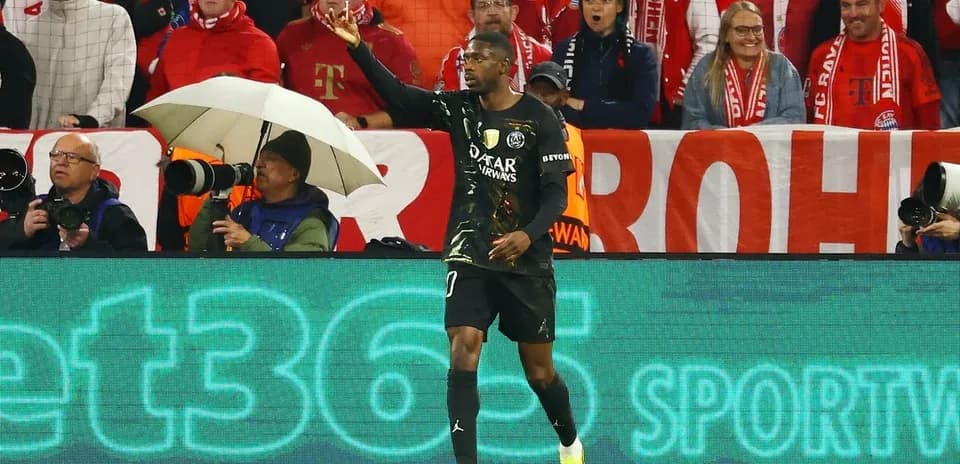 Gardien de but saluant les supporters dans le stade