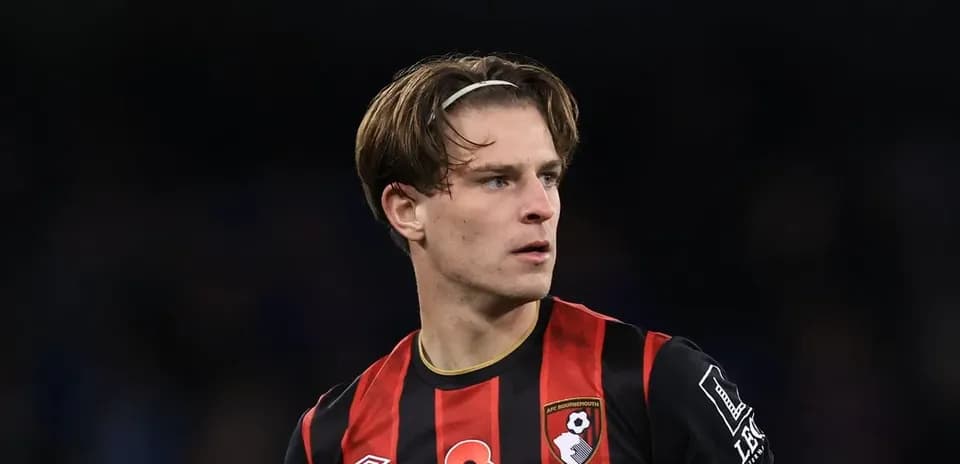 Joueur de Bournemouth en tenue de match sur le terrain
