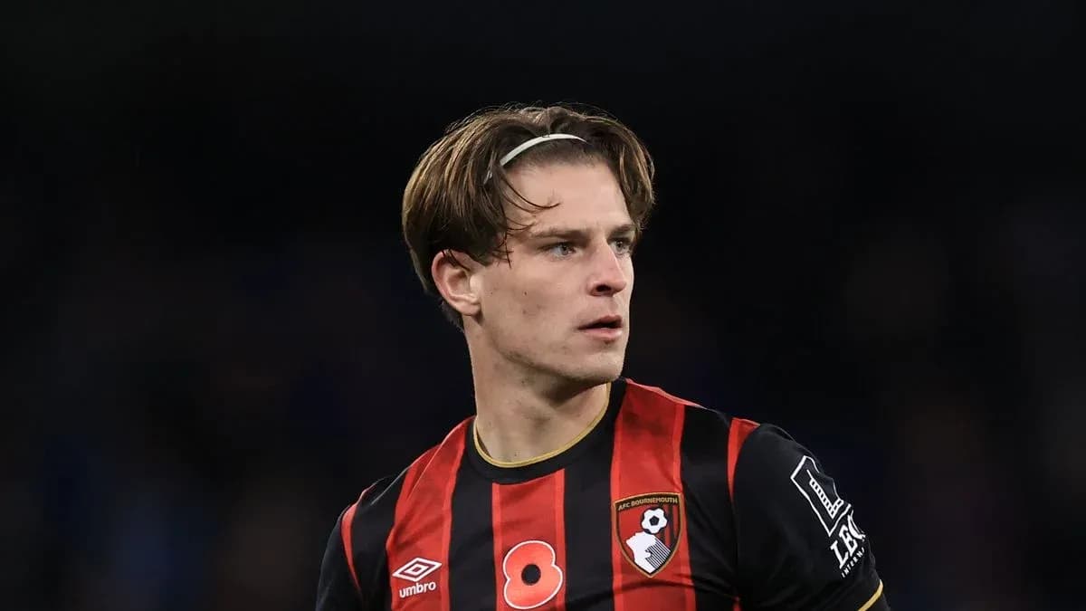 Joueur de Bournemouth en tenue de match sur le terrain