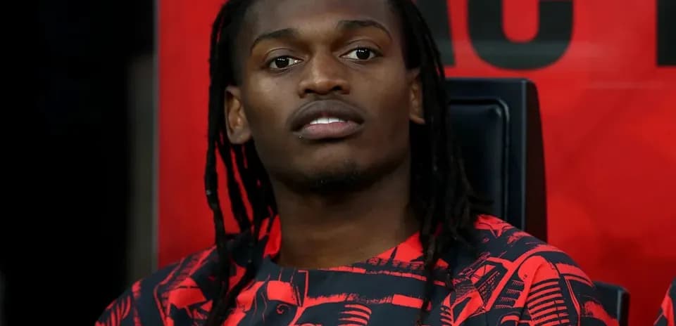 Joueur assis sur le banc de touche en tenue AC Milan