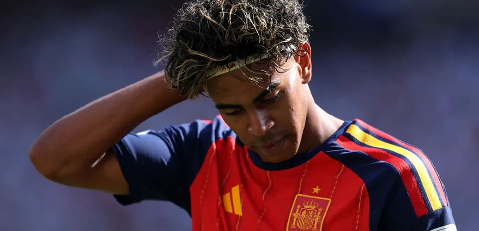 Joueur espagnol avec maillot rouge, regard pensif