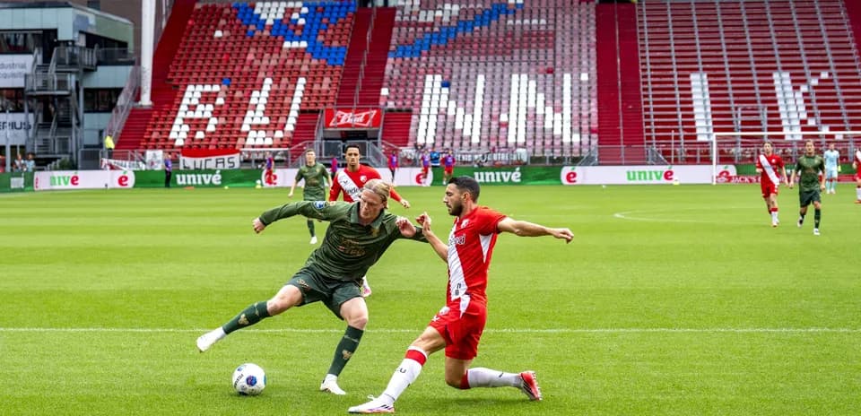 Deux joueurs se disputant le ballon sur le terrain