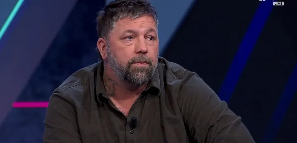 Homme discutant lors d'une émission sportive en direct