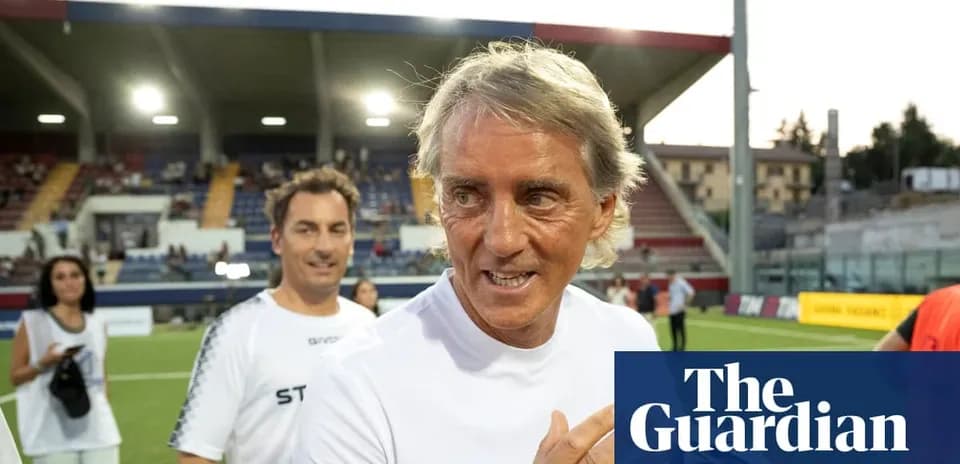Entraîneur discutant sur le terrain après un match