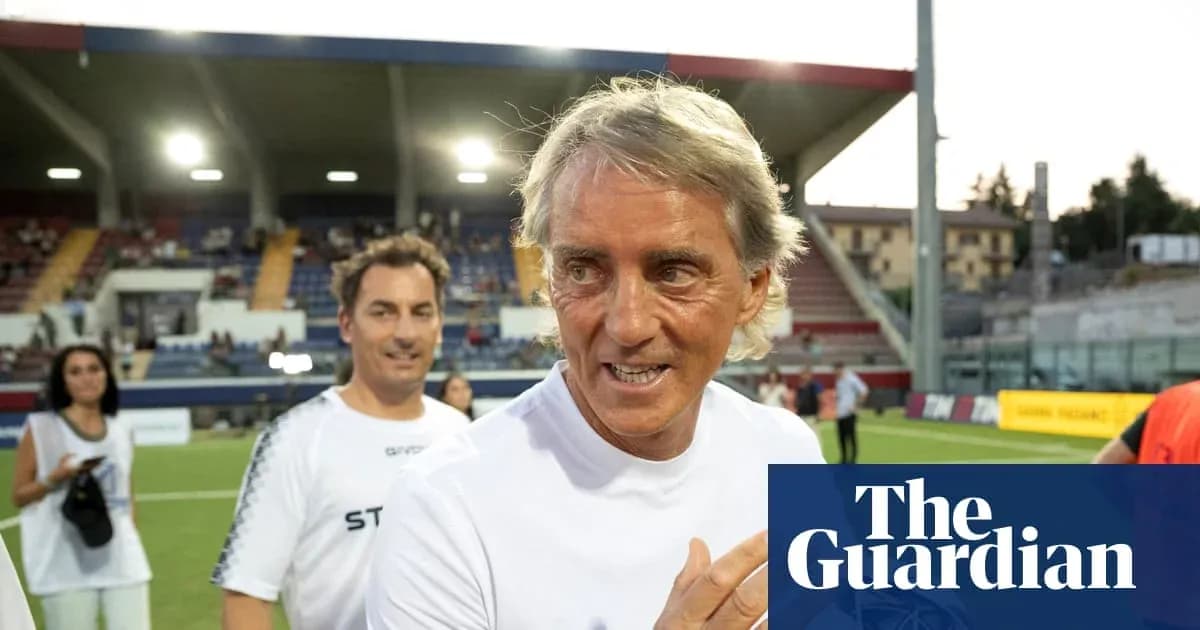 Entraîneur discutant sur le terrain après un match