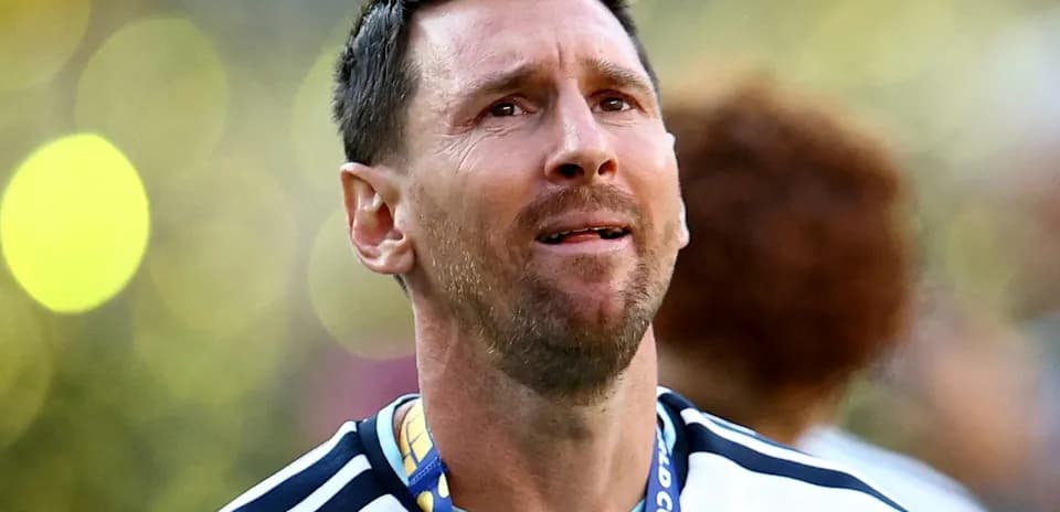 Joueur avec médaille après la victoire de l'Argentine