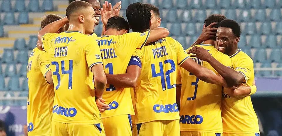 Joueurs de Maccabi Tel Aviv célébrant un but