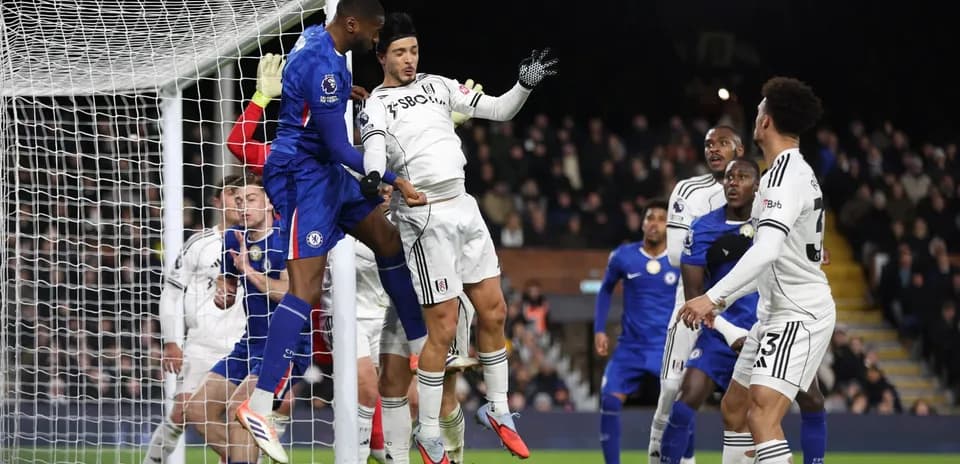 Action dans la surface de réparation entre Fulham et Chelsea