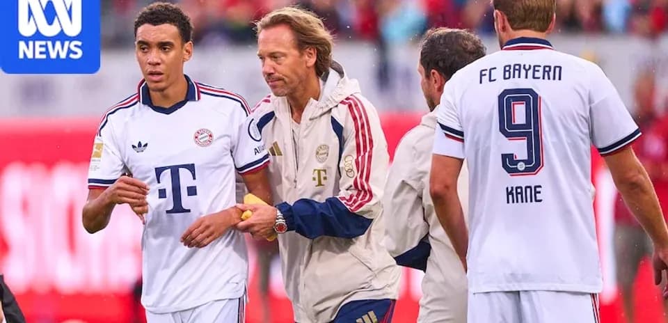 Joueur de Bayern Munich échangeant avec entraîneur sur le terrain