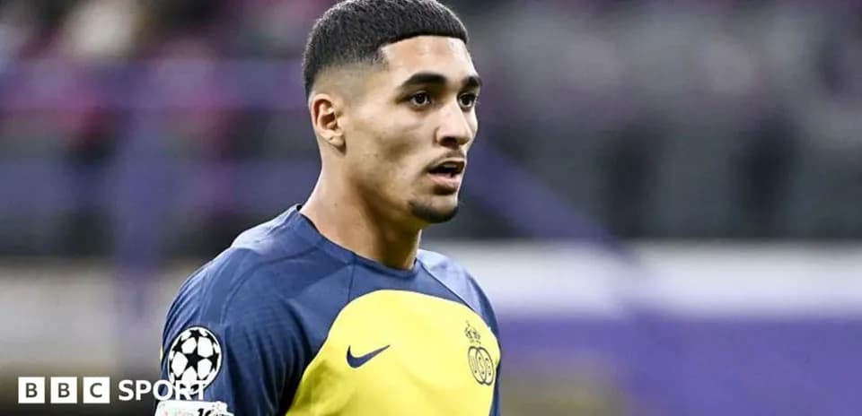 Joueur en tenue d'entraînement sur le terrain