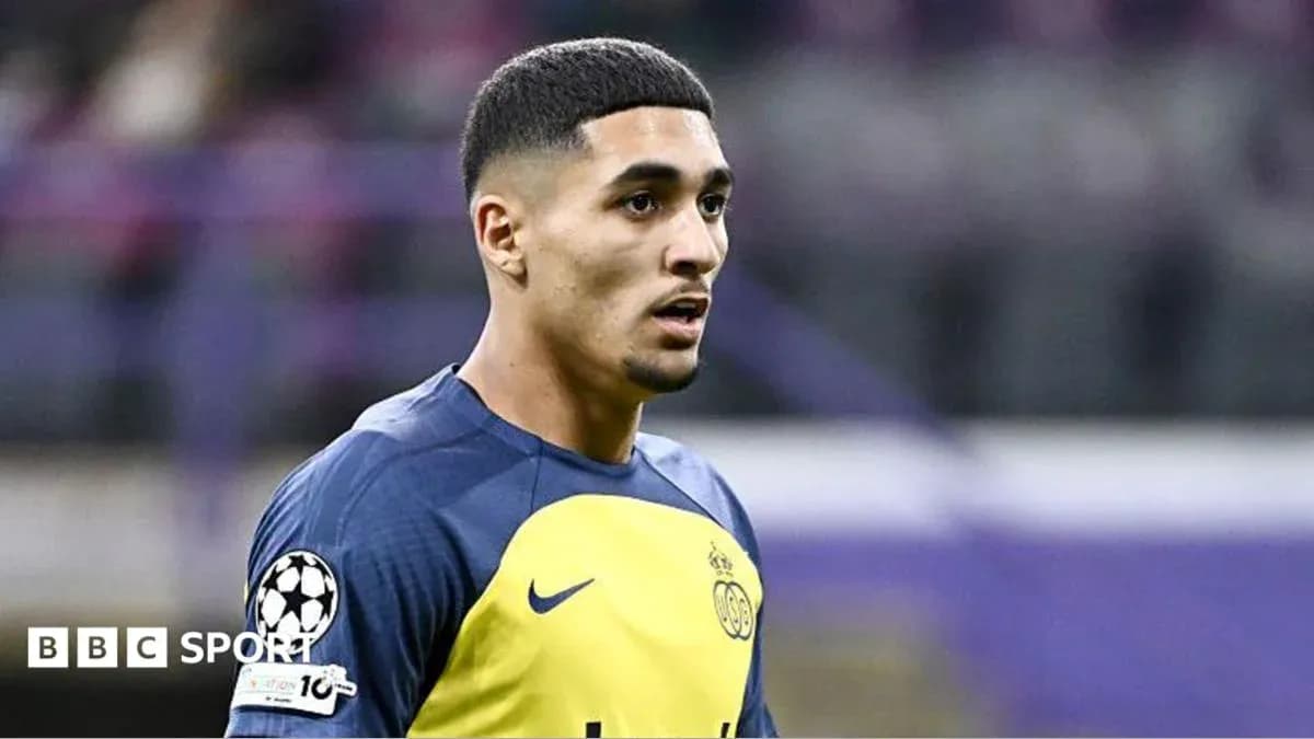 Joueur en tenue d'entraînement sur le terrain