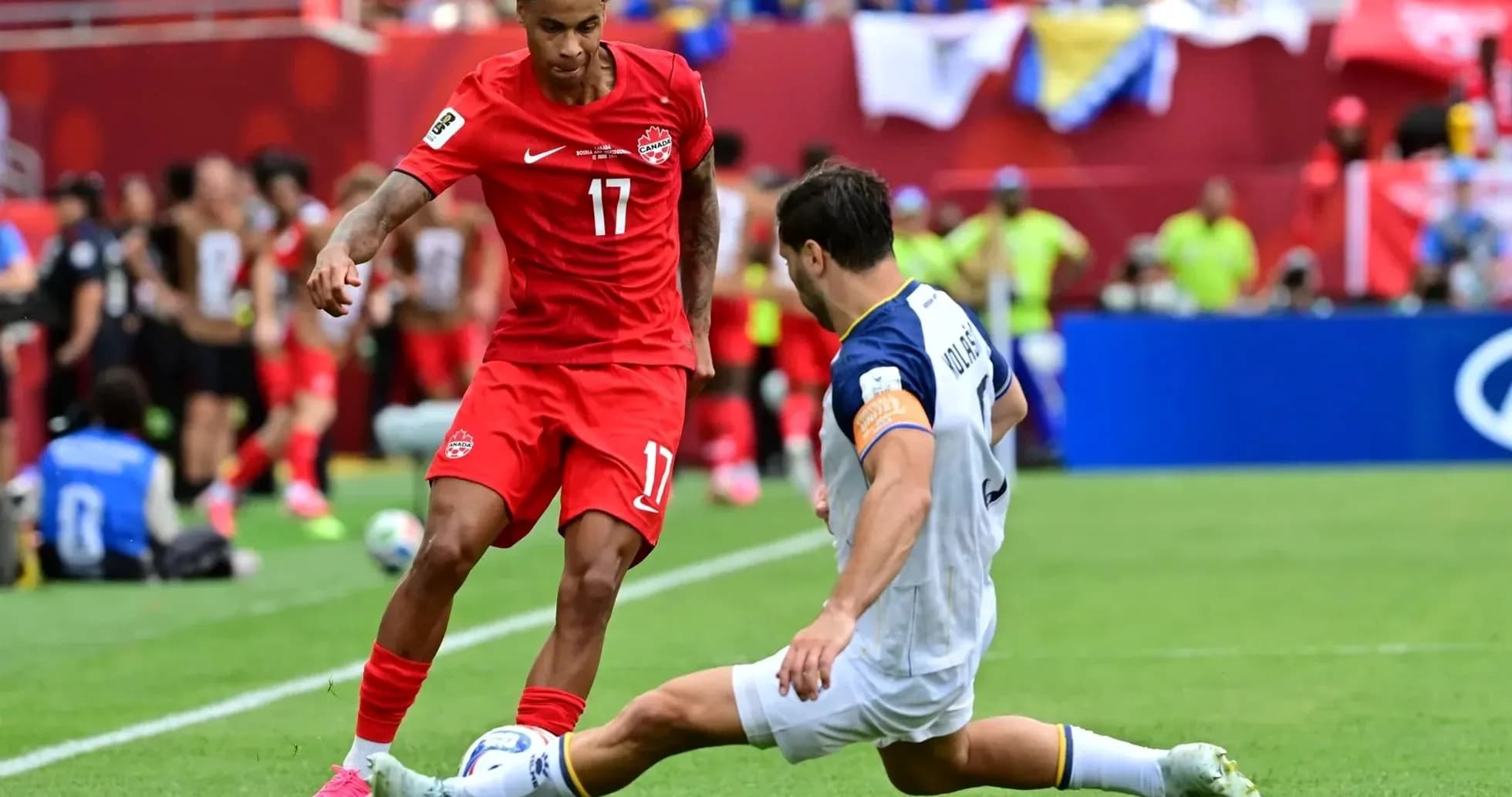 Un joueur canadien dribble un adversaire bosniaque