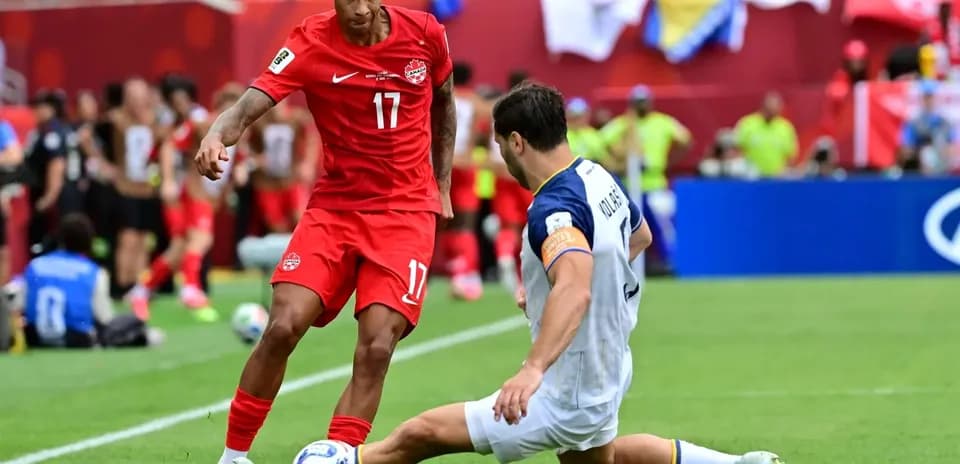 Un joueur canadien dribble un adversaire bosniaque