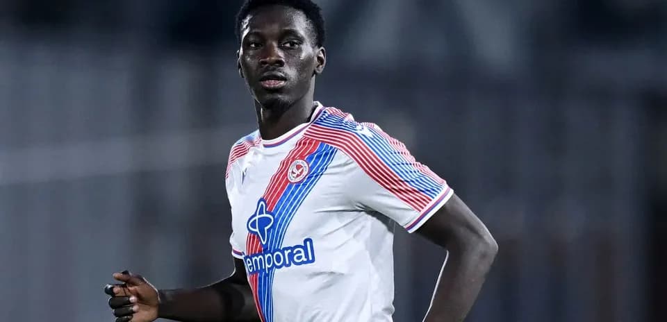 Joueur en action sur le terrain de football