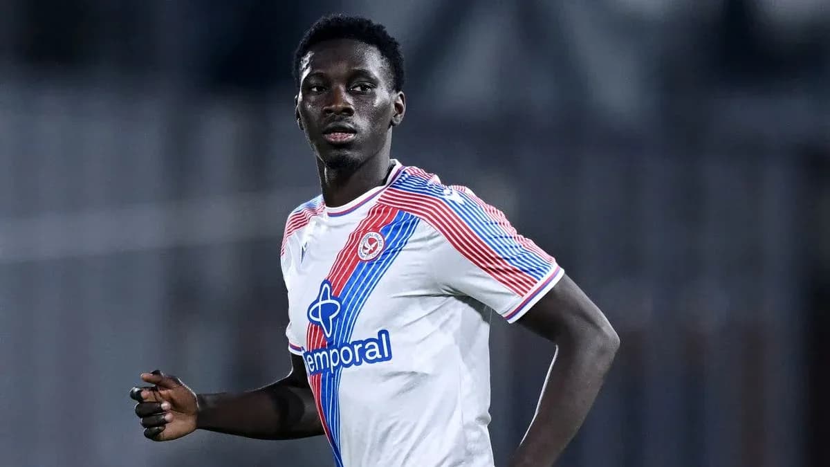 Joueur en action sur le terrain de football