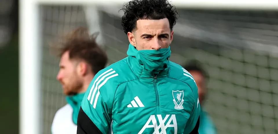 Joueur de Liverpool s'entraînant avec écharpe sur le visage