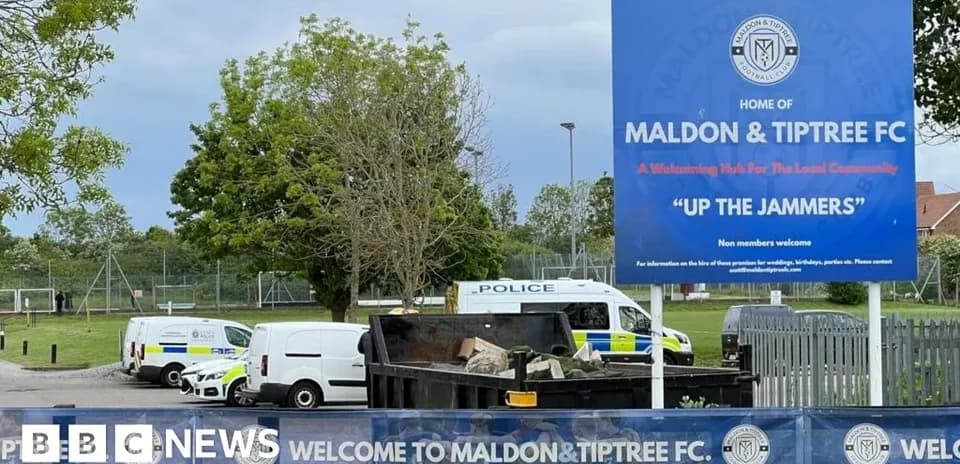 Stade de Maldon & Tiptree FC avec panneaux d'accueil
