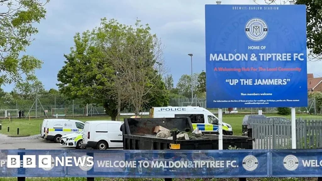 Stade de Maldon & Tiptree FC avec panneaux d'accueil