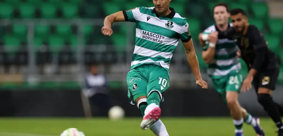 Joueur des Shamrock Rovers tirant un penalty