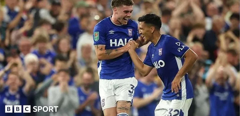 Joueurs d'Ipswich célébrant un but ensemble