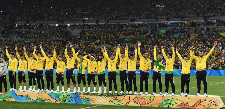 Équipe brésilienne célébrant sur le podium avec médailles