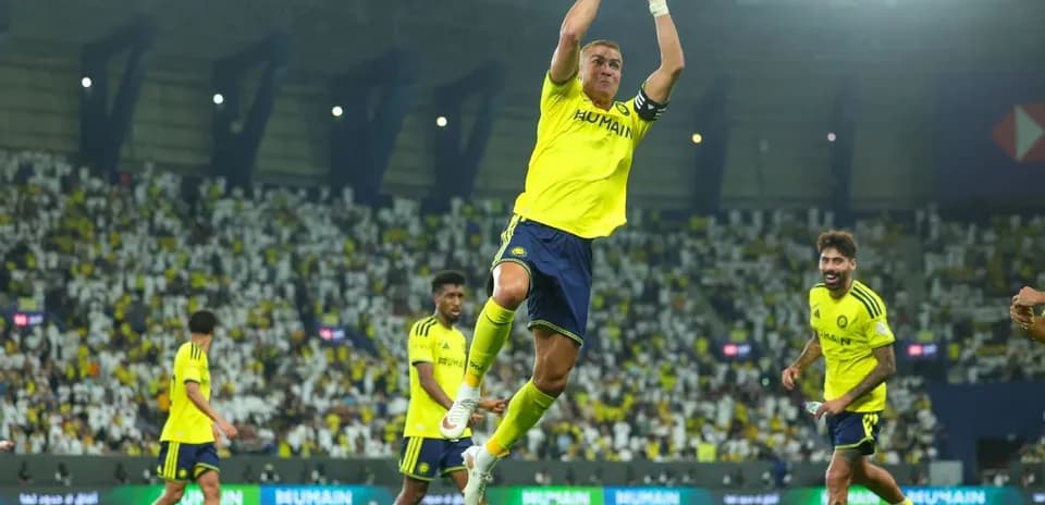 Joueur de football célébrant un but avec coéquipiers