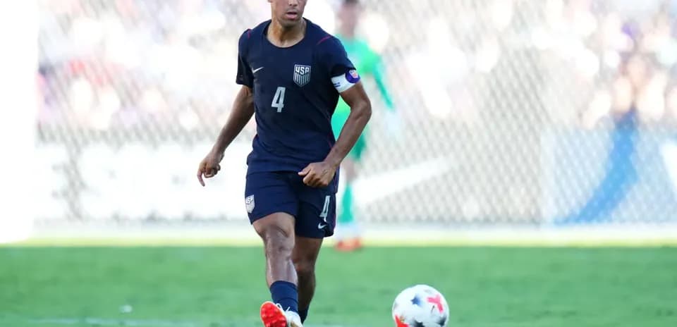 Joueur américain dribblant le ballon sur le terrain