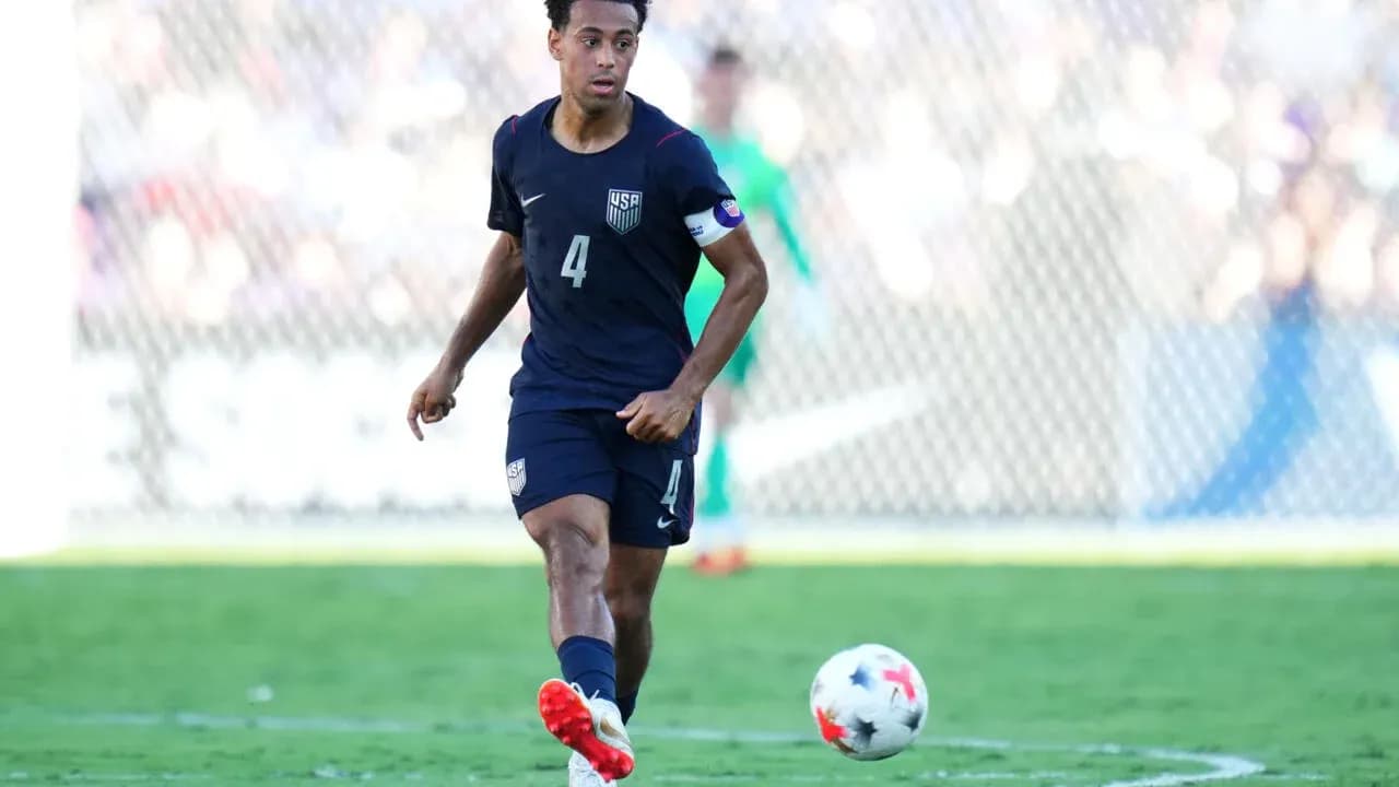 Joueur américain dribblant le ballon sur le terrain