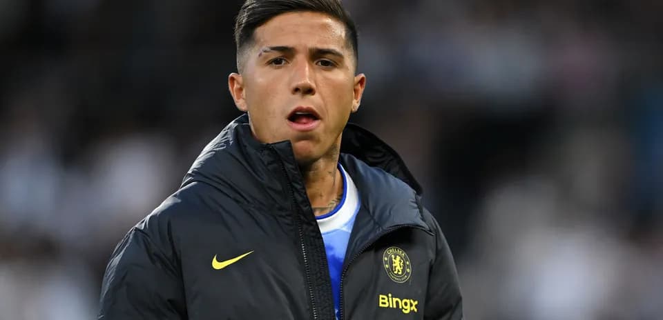 Joueur de Chelsea en veste sur le terrain