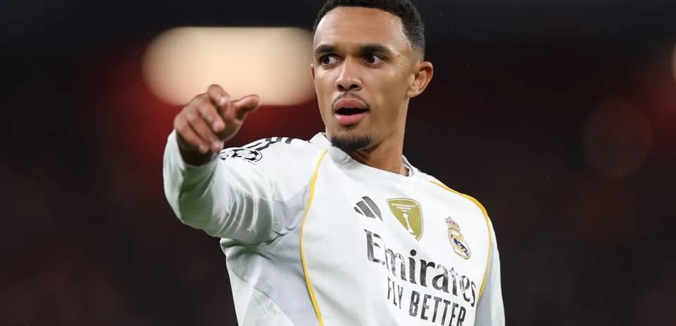Joueur de football montrant un geste pendant le match